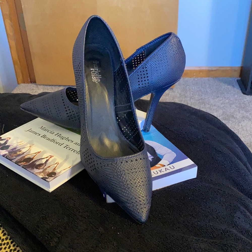 Navy Pumps